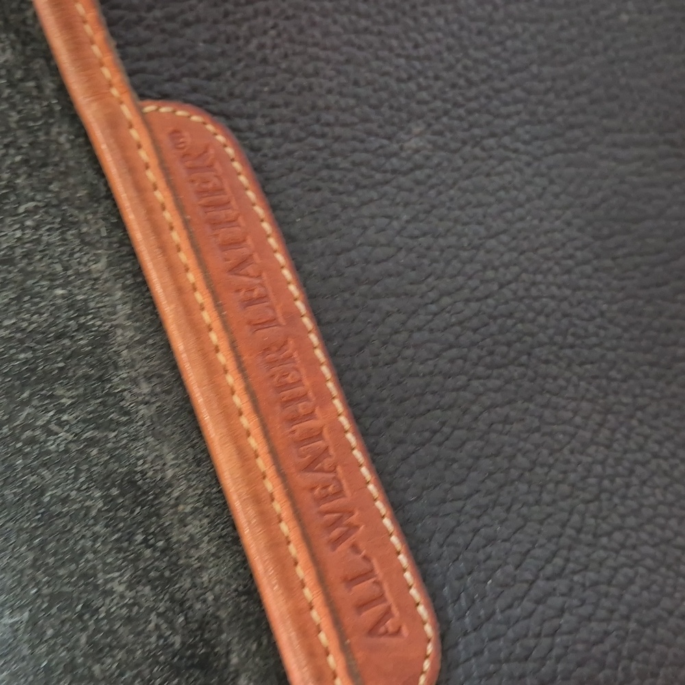Vintage Classic Black and Tan Leather Shoulder Bag Crossbody Bag - Picture 12 of 17